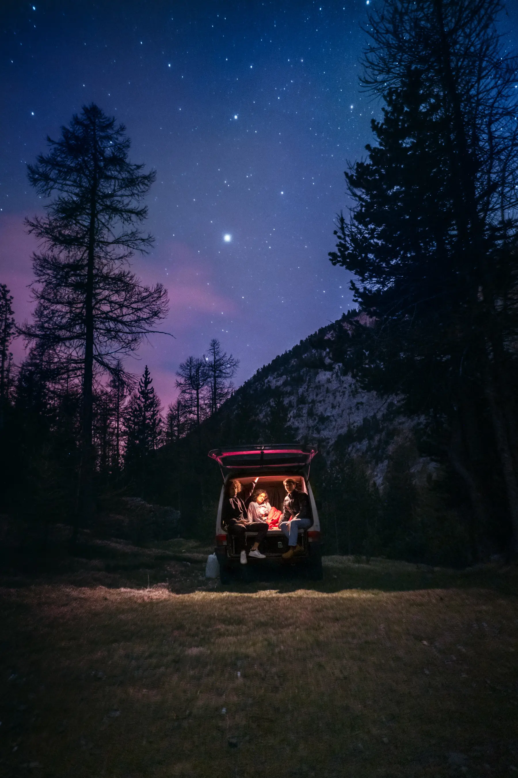 Camper beWinkle junto a un embalse de la Sierra de Madrid al atardecer
