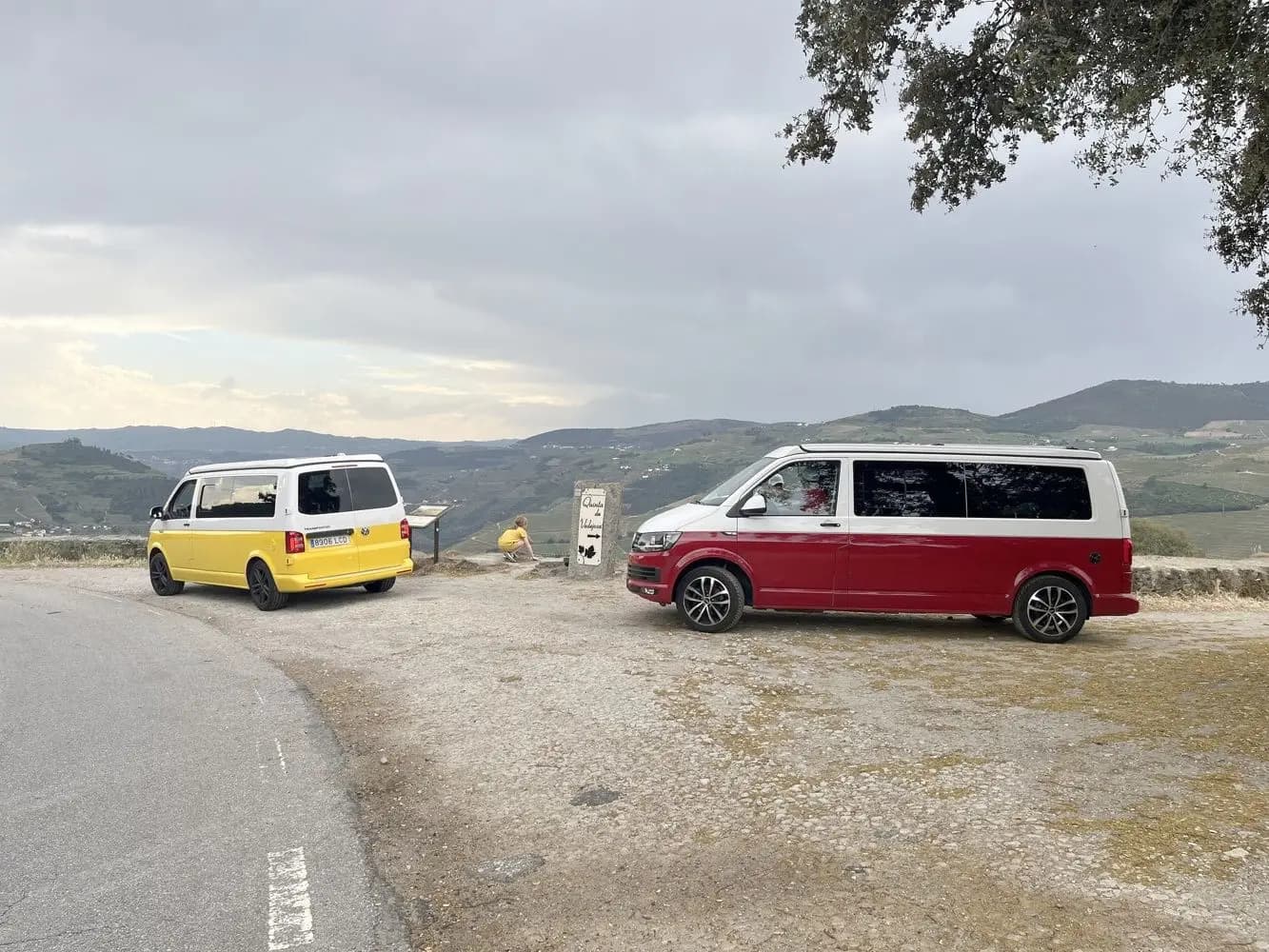 Dos camper beWinkle en un mirador de ruta por España, listas para alquilar